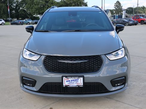 Used 2025 Chrysler Pacifica Limited FWD image 2