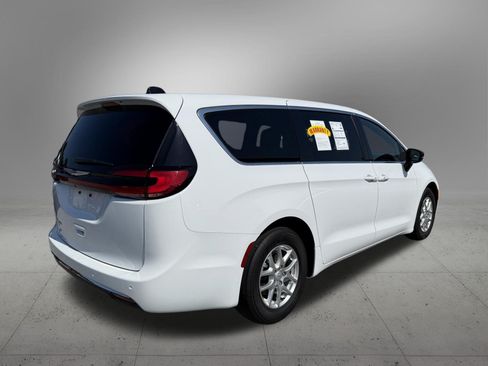 Used 2025 Chrysler Pacifica Select FWD image 4