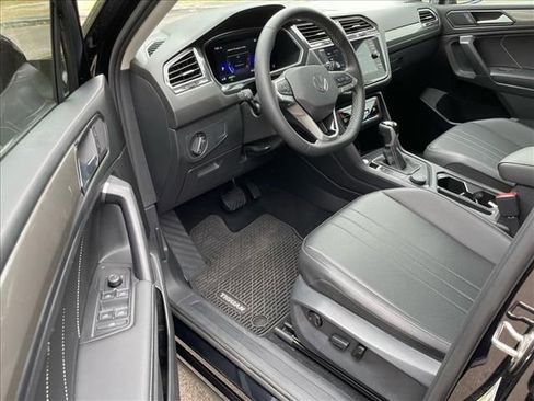 Used 2022 Volkswagen Tiguan SE w/ Panoramic Sunroof Package AWD/4WD image 6