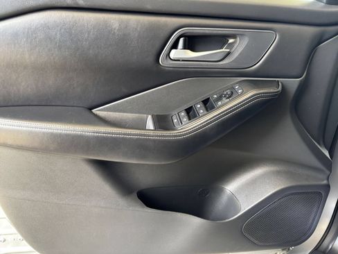 Used 2025 Nissan Rogue SV FWD image 18