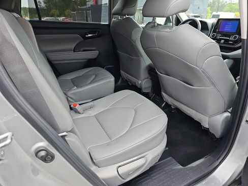 Used 2023 Toyota Highlander XLE image 11