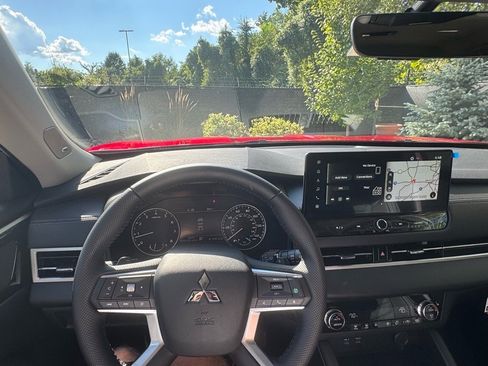 New 2025 Mitsubishi Outlander SE image 25
