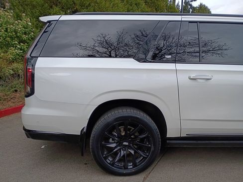 Used 2023 Cadillac Escalade ESV Sport Platinum image 4