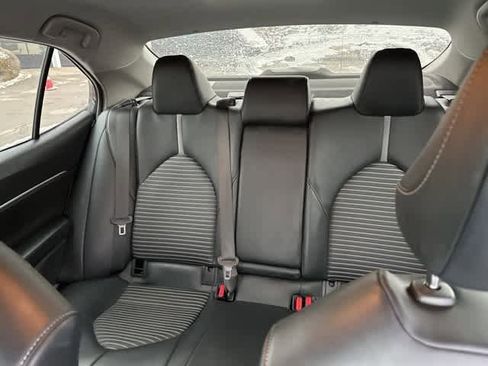 Used 2020 Toyota Camry SE image 4