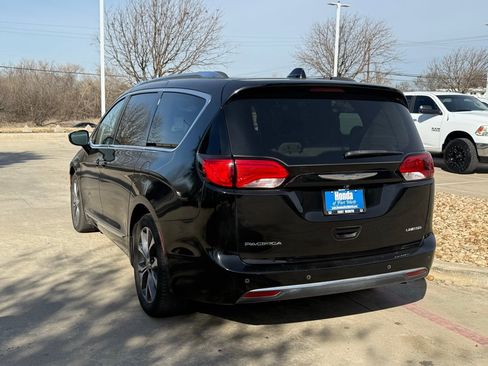 Used 2017 Chrysler Pacifica Limited w/ UConnect Theater Package image 5