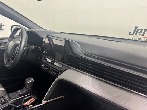 Used 2025 Toyota Camry SE w/ Convenience Package FWD image 32