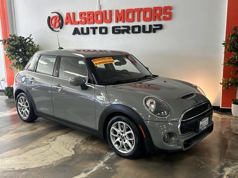 Used 2020 MINI Cooper S image 1