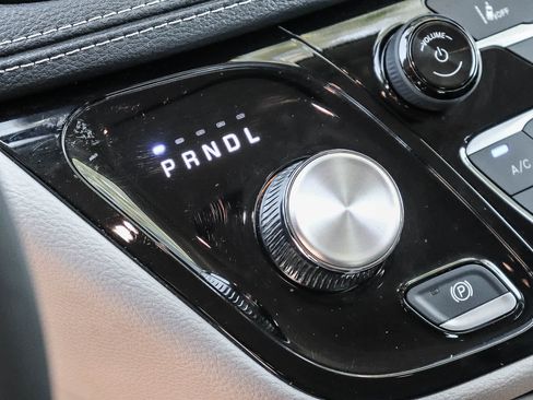 Used 2023 Chrysler Pacifica Touring-L FWD image 20