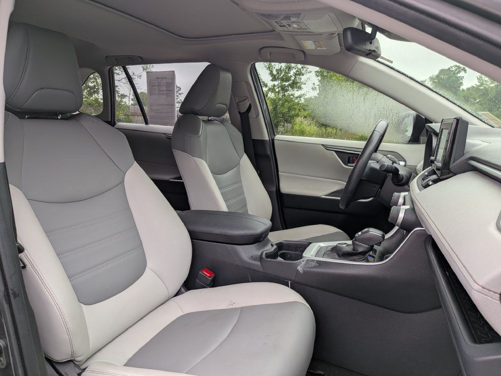 Used 2021 Toyota RAV4 XLE Premium AWD/4WD image 31