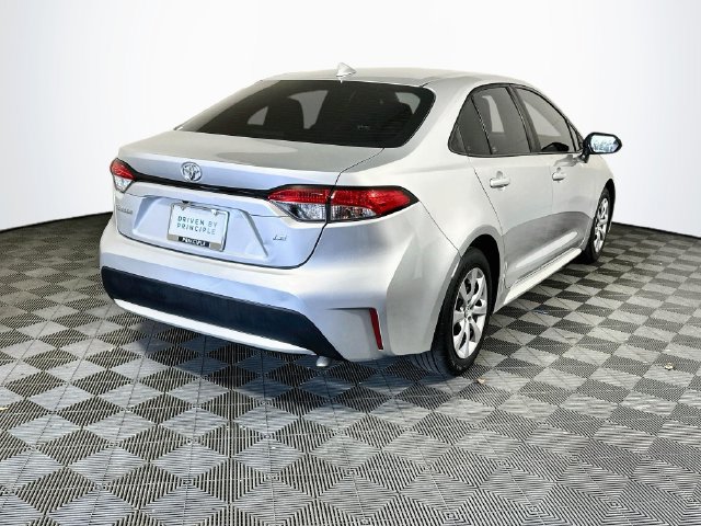 Used 2022 Toyota Corolla LE FWD image 8