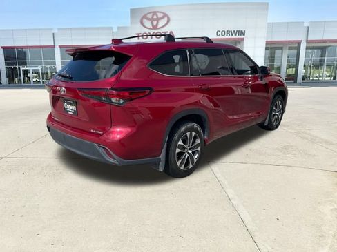 Used 2022 Toyota Highlander XLE AWD/4WD image 5