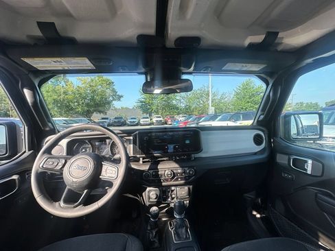Used 2024 Jeep Gladiator Sport AWD/4WD image 5