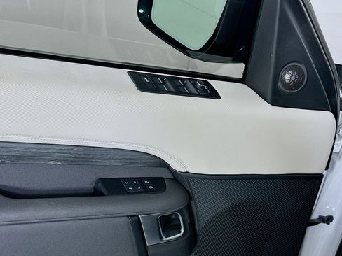 Used 2022 Land Rover Discovery S R-Dynamic image 15