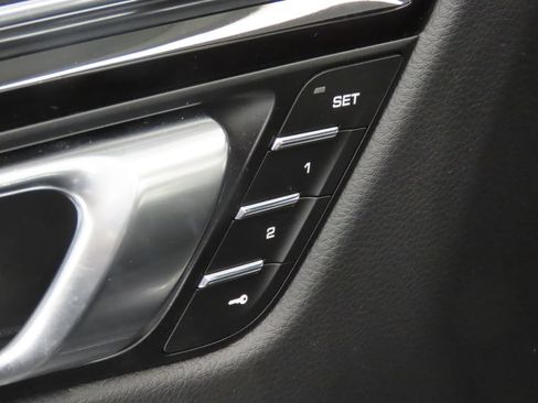 Certified 2026 Porsche Macan AWD/4WD image 36