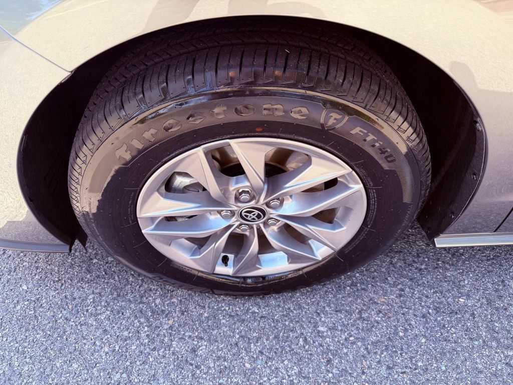 Used 2026 Toyota Sienna XLE FWD image 18