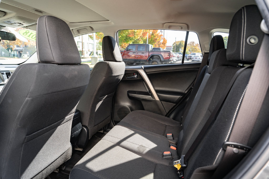 Used 2018 Toyota RAV4 XLE AWD/4WD image 25