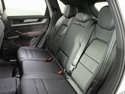 Used 2025 Porsche Cayenne image 34