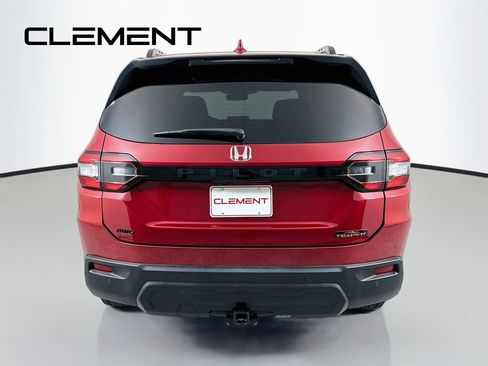 Used 2025 Honda Pilot TrailSport image 8