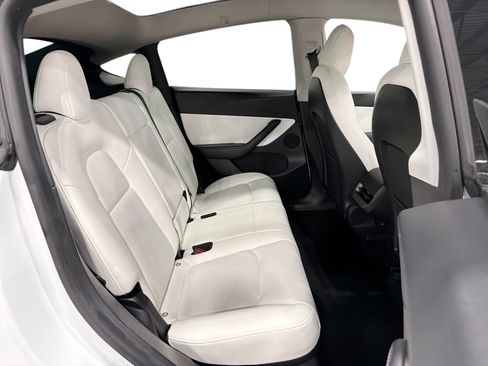 Certified 2022 Tesla Model Y Long Range AWD/4WD image 11