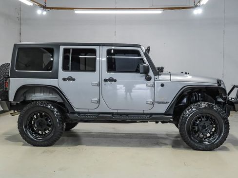 Used 2013 Jeep Wrangler Unlimited Sahara AWD/4WD image 9