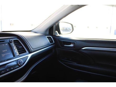 Used 2017 Toyota Highlander SE image 34