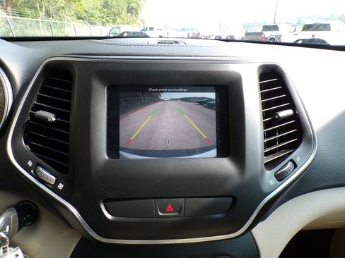 Used 2019 Jeep Cherokee Latitude w/ Popular Appearance Group FWD image 25