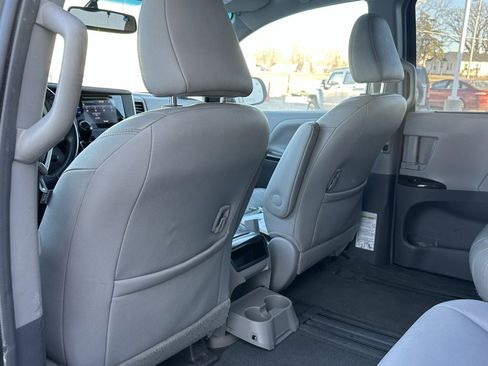 Used 2015 Toyota Sienna XLE image 12