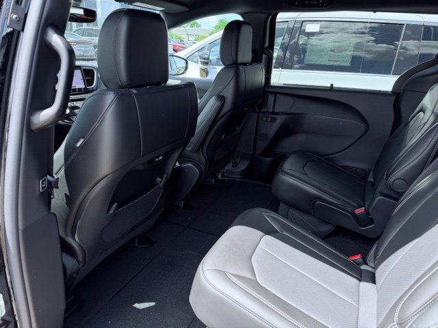New 2027 Chrysler Pacifica Select FWD image 22