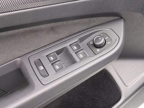 Used 2025 Volkswagen Golf SE FWD image 15