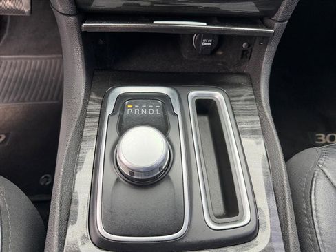 Used 2017 Chrysler 300 Limited image 24