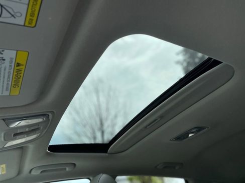 Used 2020 Kia Niro Touring image 19