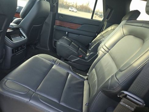 Used 2024 Lincoln Navigator Premiere image 11