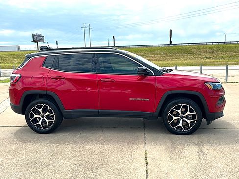 Used 2025 Jeep Compass Limited AWD/4WD image 9