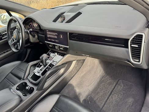 Used 2023 Porsche Cayenne Platinum Edition image 31