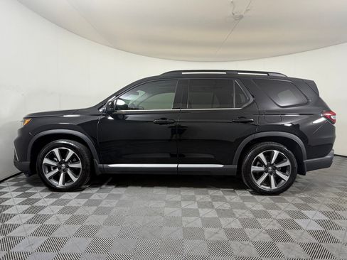 Used 2025 Honda Pilot Touring image 2