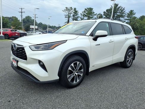 Used 2021 Toyota Highlander XLE AWD/4WD image 16