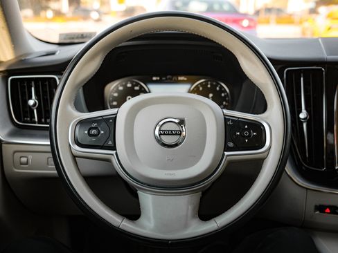 Used 2020 Volvo XC60 T6 Momentum image 17