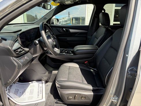 Used 2025 Buick Enclave Preferred AWD/4WD image 8