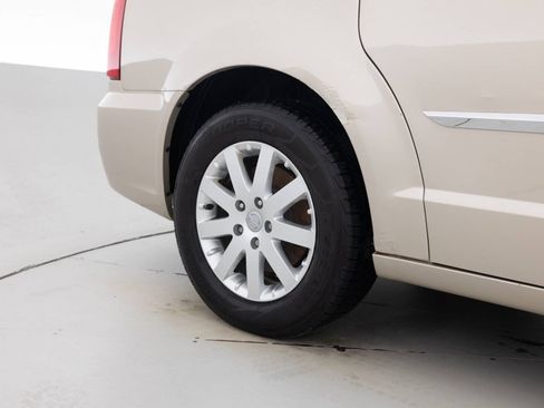 Used 2012 Chrysler Town & Country Touring-L w/ Entertainment Group #2 FWD image 19