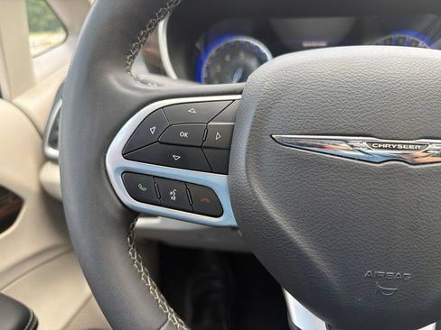 Used 2024 Chrysler Pacifica Limited FWD image 34