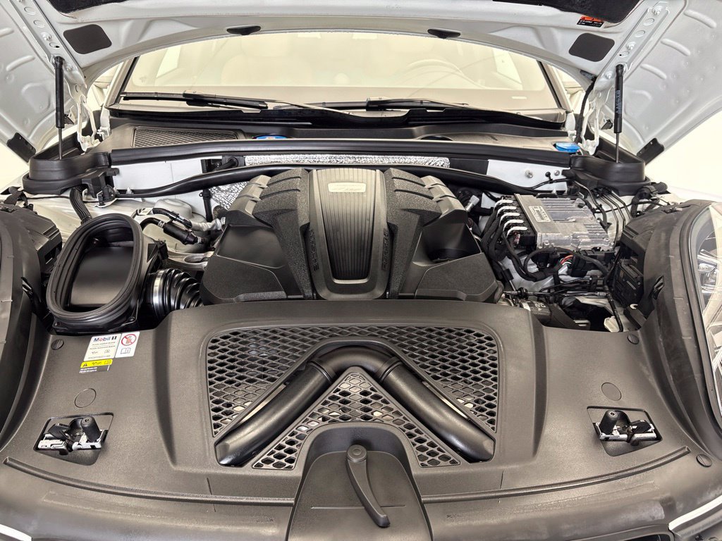 Certified 2023 Porsche Macan S AWD/4WD image 12