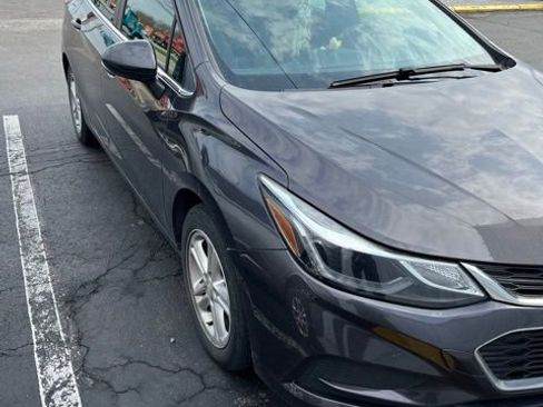 Used 2017 Chevrolet Cruze LT image 3