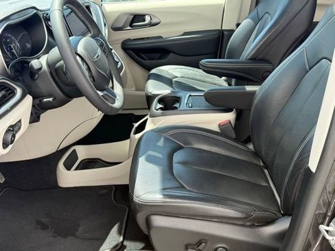Used 2022 Chrysler Pacifica Touring-L AWD/4WD image 29