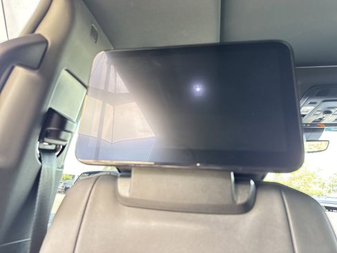 Used 2025 Chevrolet Tahoe High Country AWD/4WD image 32