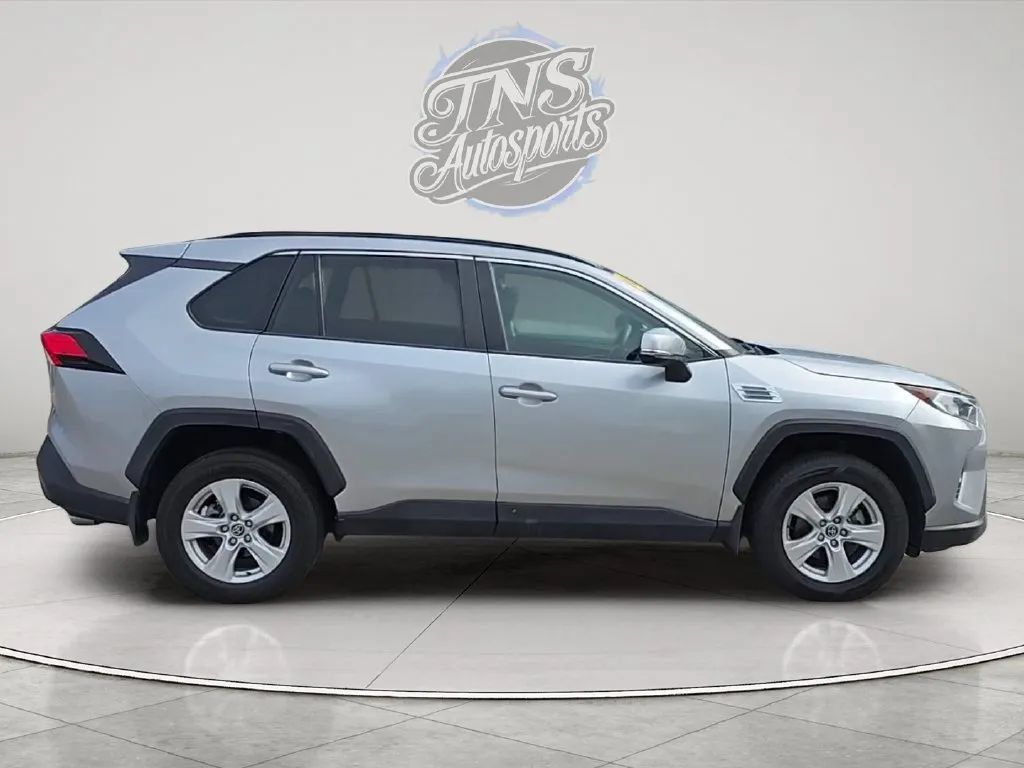 Used 2021 Toyota RAV4 XLE w/ Convenience Package FWD image 4