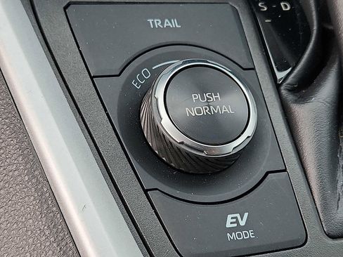 Used 2022 Toyota RAV4 XLE image 24