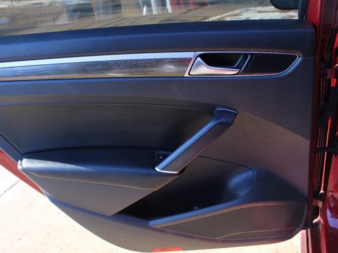 Used 2018 Volkswagen Passat 2.0T SE w/ SE Lighting Package image 9