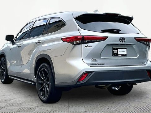 Used 2022 Toyota Highlander XLE FWD image 12
