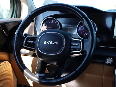 Used 2022 Kia Carnival EX image 9