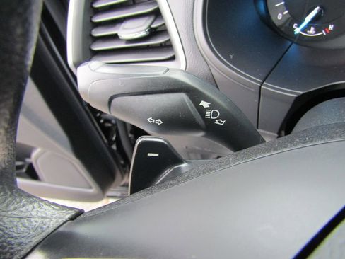 Used 2018 Ford Edge SE image 19